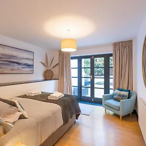 Modern Near Gardens With Large Decking Area - Vivre Retreats Apartment