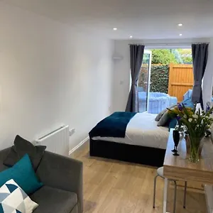 Stylish 1 Bedroom Outdoor Area And Hot Tub Apartment
