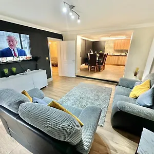 Glen Fern - Garden With Parking - Heart Of Town Centre - Close To - Darts And Table Football - Sleeps 11 Apartment